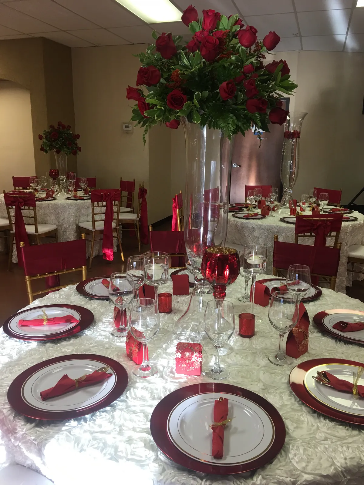 Red roses and red banquet place settings